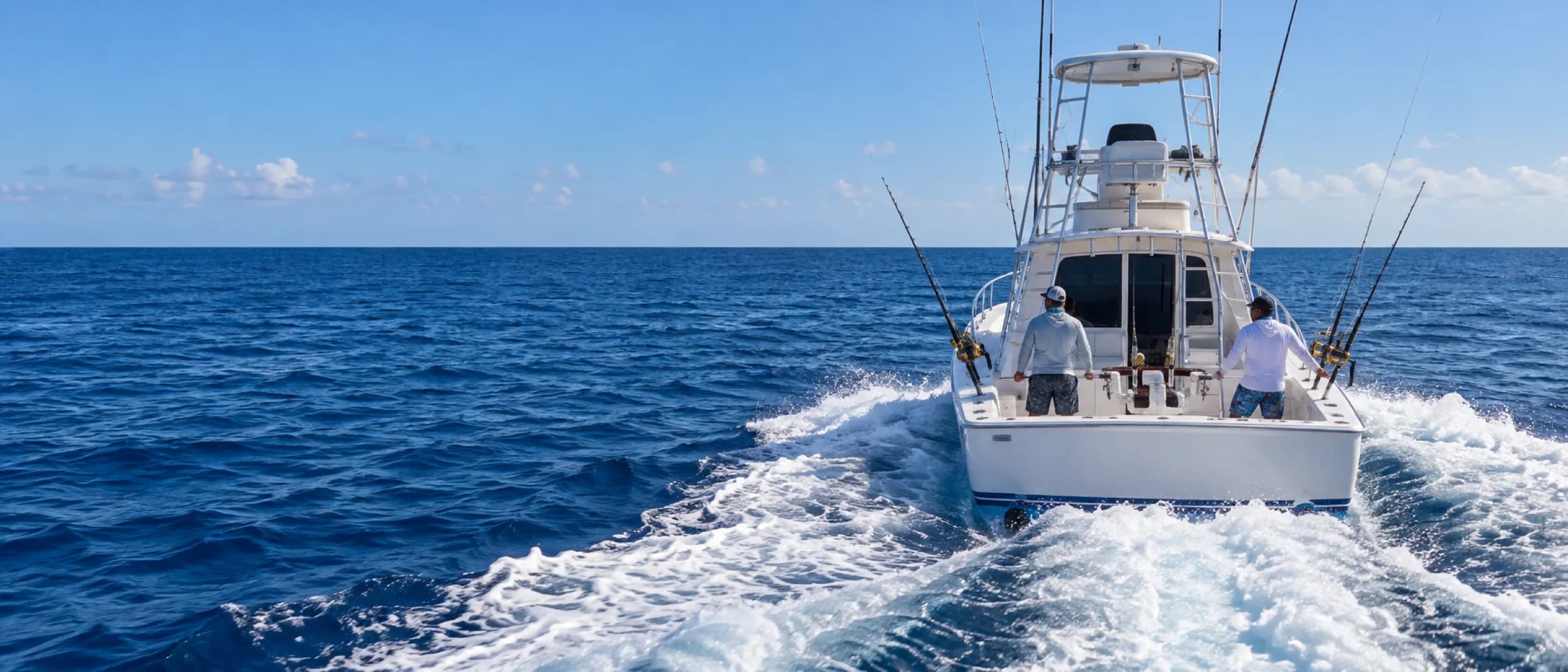 Lancha de pesca deportiva en mar abierto