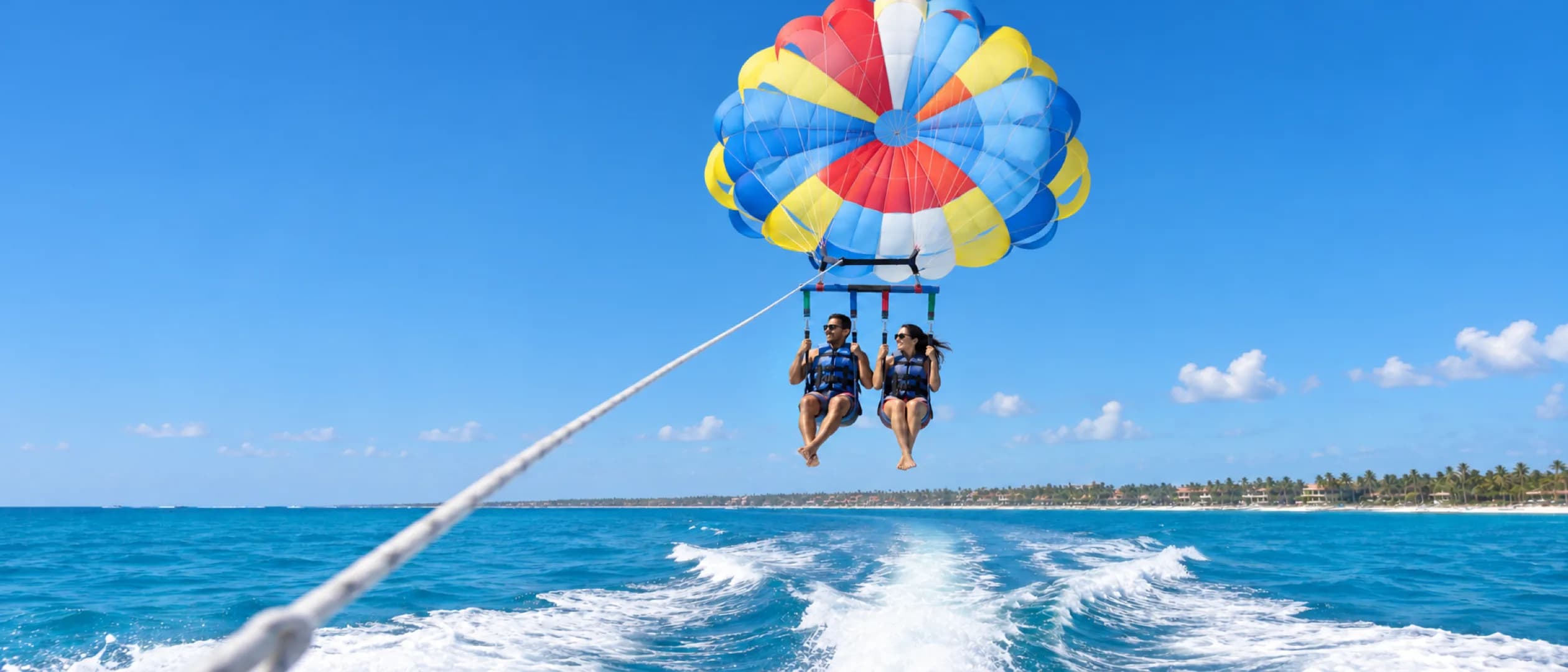 Parasailing sobre el mar de Punta Cana